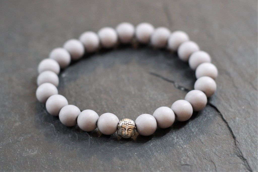 graues Perlenarmband mit Buddha Kopf in silberfarben