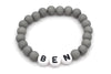 graues Perlenarmband für Kinder mit personalisiertem Namen