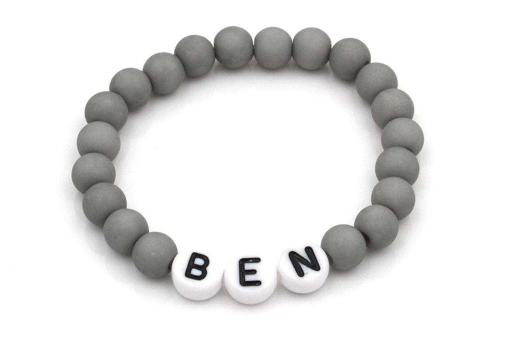 graues Perlenarmband für Kinder mit personalisiertem Namen