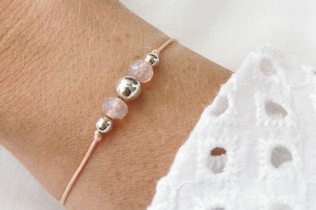 zartes Armband aus Makramee mit 3 Perlen 925 Silber am Handgelenk getragen 