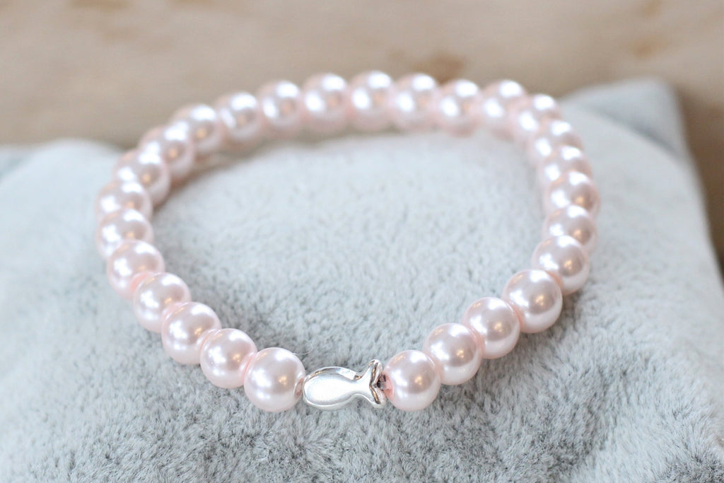 Armband mit Fisch und Perlen in hell Rosa als Geschenkidee zur Kommunion und Konfirmation