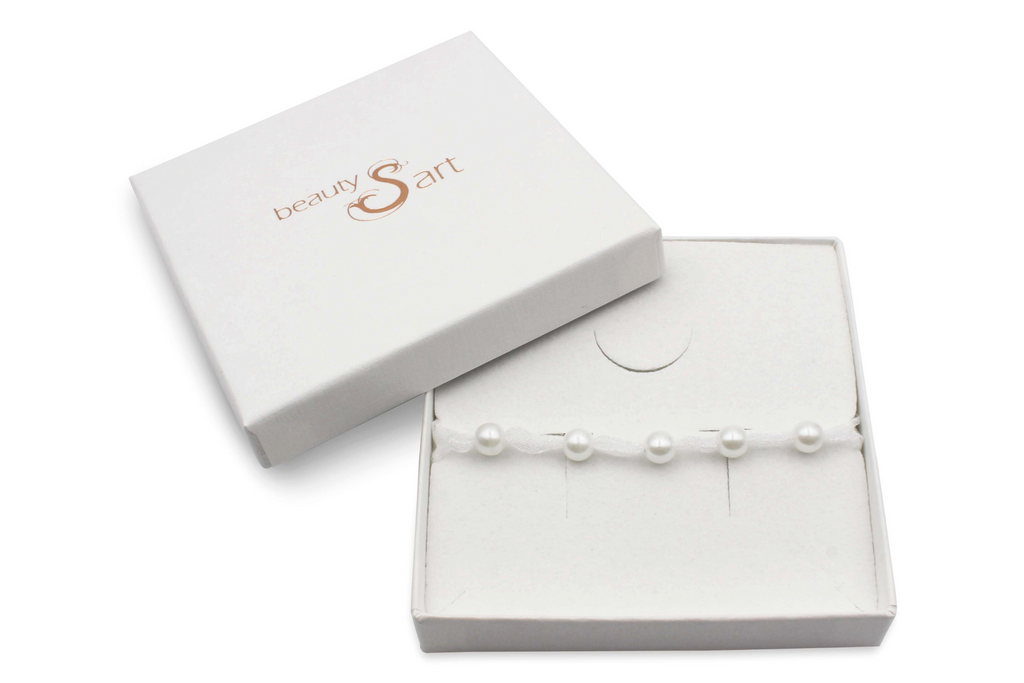Schmuckschachtel weiß mit Halsband weiß 5 Perlen 6mm