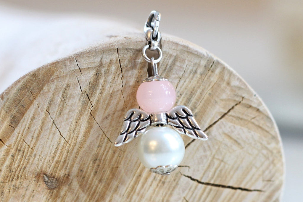 Schutzengel Anhänger in hell rosa mit weiß perlmutt als kleines Gastgeschenk für Kommunion, Konfirmation und Taufe