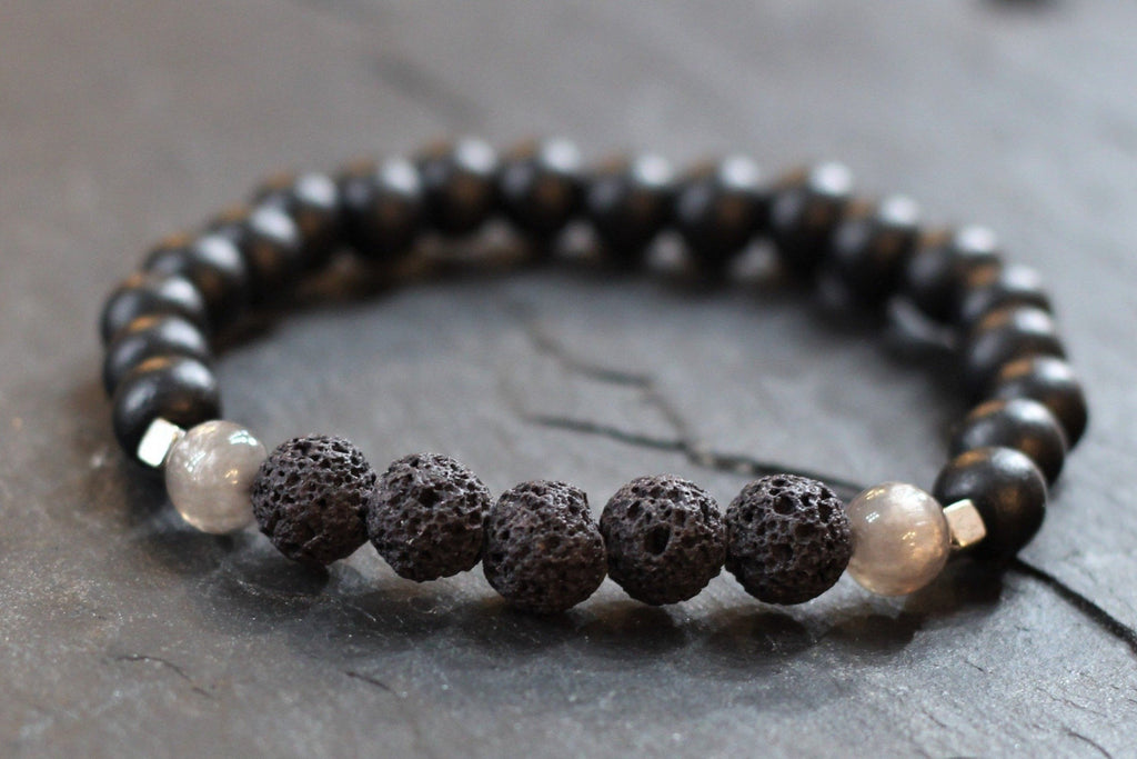 Perlenarmband Herren in schwarz und grau mit silberfarbigen modernen Details