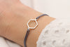 Freundschaftsarmband für Damen als Hexagon Armband in dunkel Grau und silberfarben am Handgelenk getragen