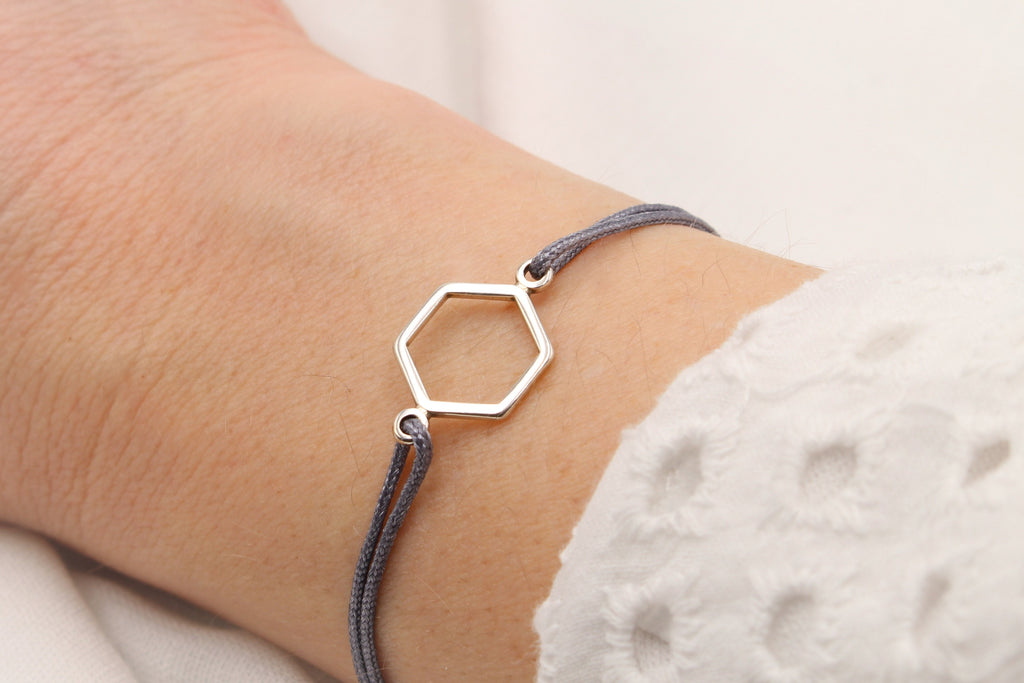 Freundschaftsarmband für Damen als Hexagon Armband in dunkel Grau und silberfarben am Handgelenk getragen