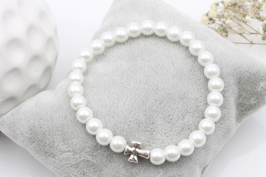 weiß perlmutt farbenes Perlenarmband mit Kreuz in silberfarben als Kommunion Schmuck